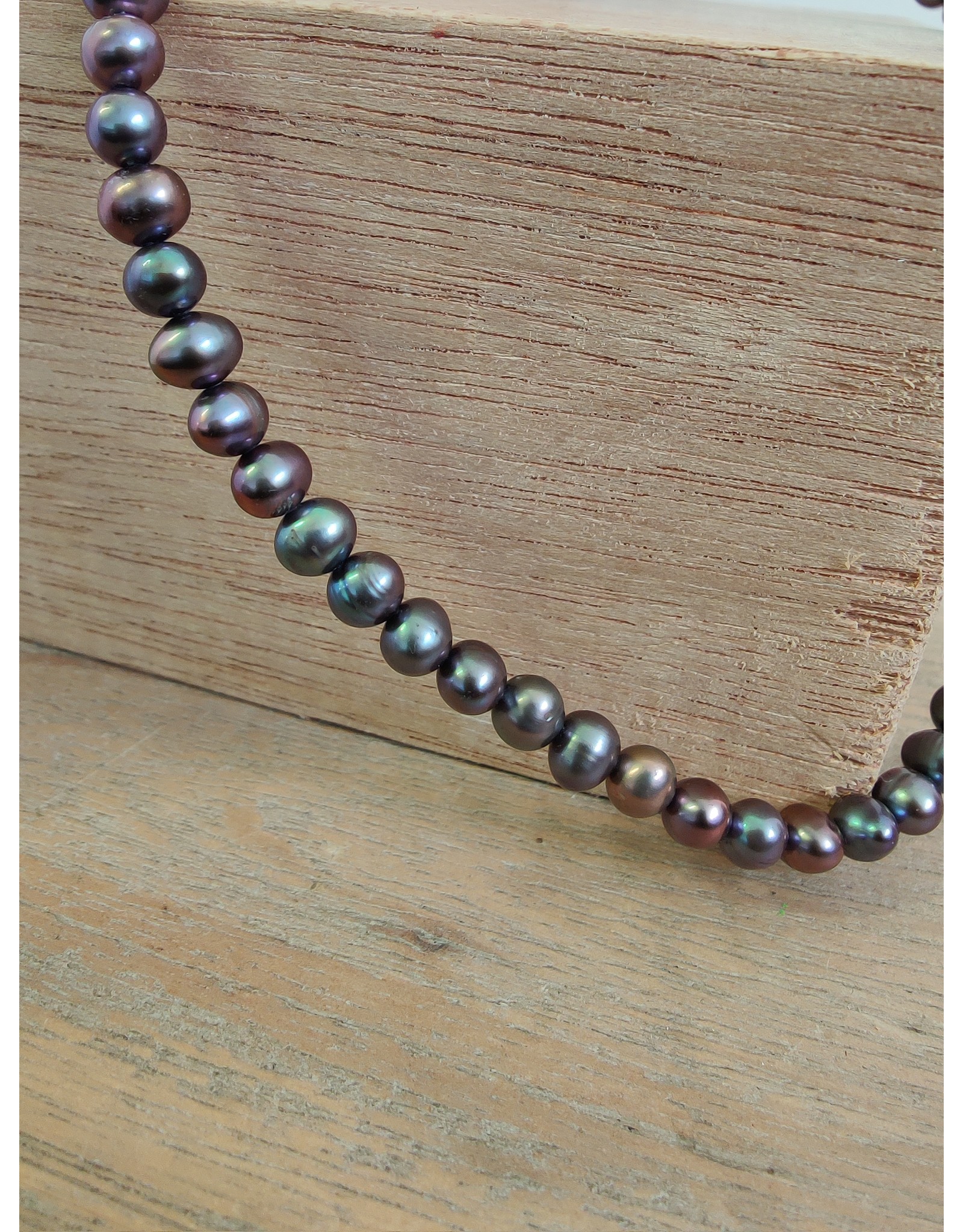 Handmade by Hanneke Weigel Pearl necklace peacock 5.5 - 6.0 mm