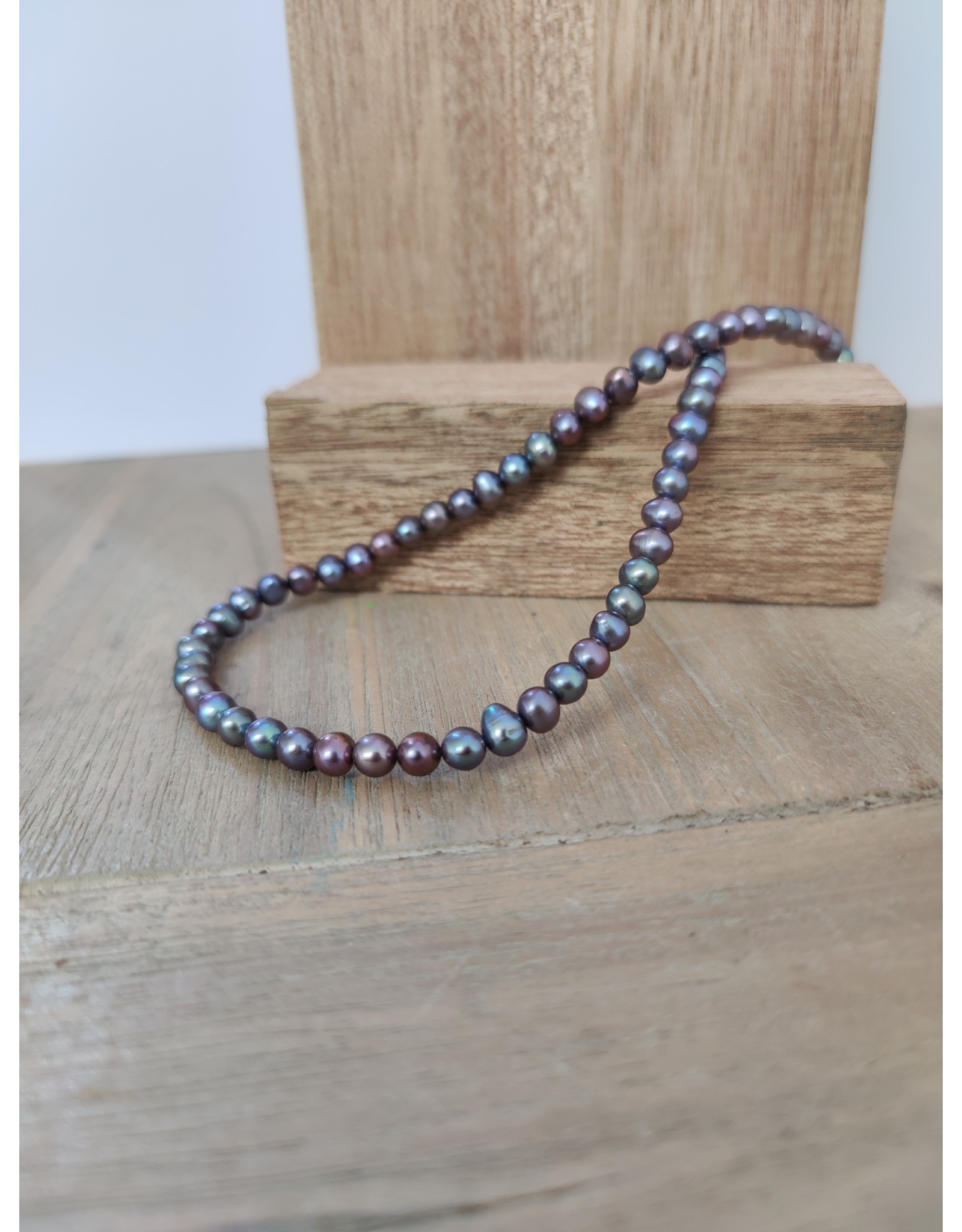 Handmade by Hanneke Weigel Pearl necklace peacock 5.5 - 6.0 mm