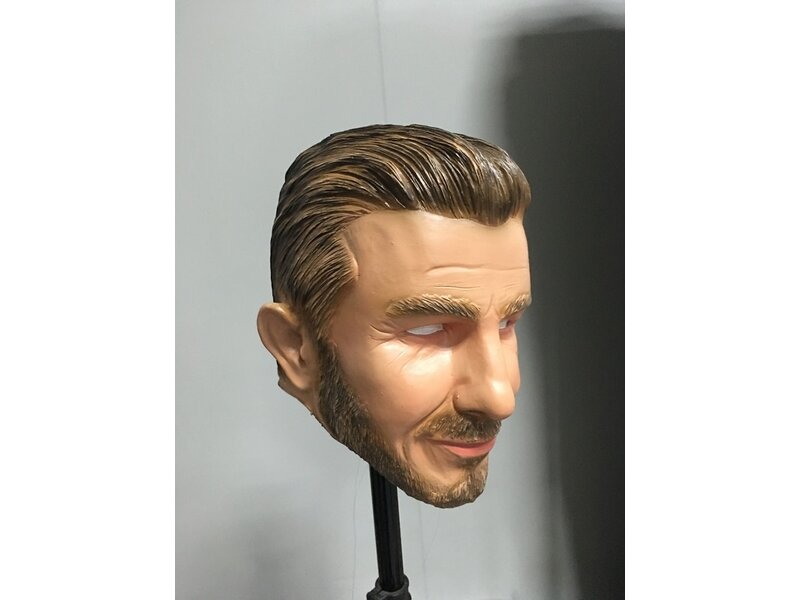 Mann maskiert blondes Haar mit Bart 'David Beckham'