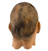 Man masker lachend (bruin haar)