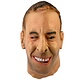 Man masker lachend (bruin haar)