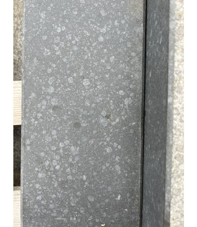 Basalt Banden 8 x 15 x 100 3 kanten gezoet, 3 kanten gevlamd
