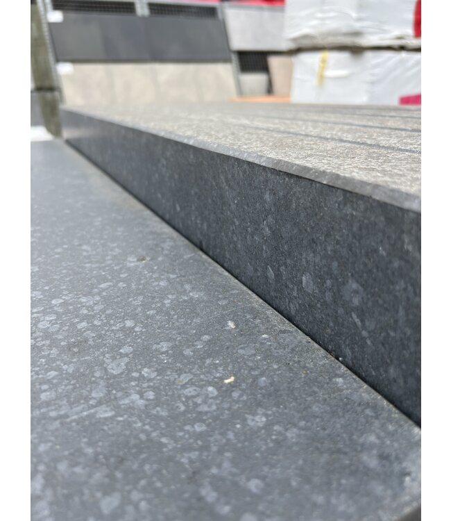Basalt Banden 8 x 15 x 100 3 kanten gezoet, 3 kanten gevlamd