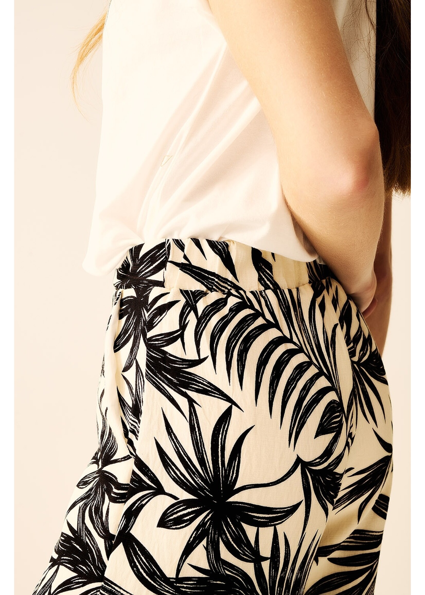 Q2 Witte Pantalon Met Brede Pijpen En Bloemen Detail In Zwart Maat; M