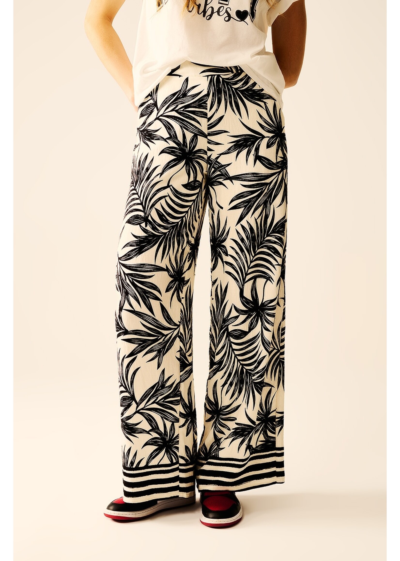 Q2 Witte Pantalon Met Brede Pijpen En Bloemen Detail In Zwart Maat; M