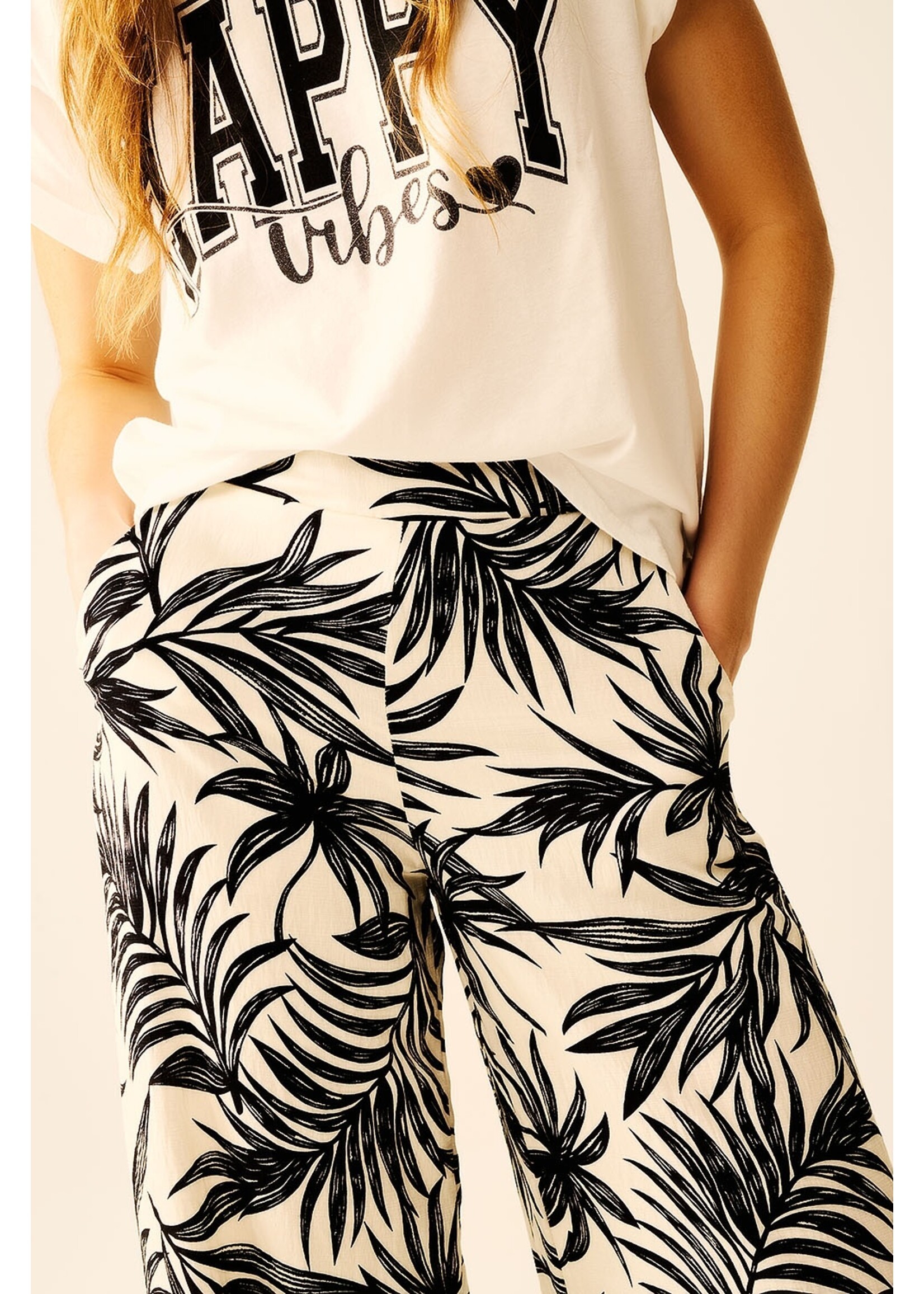 Q2 Witte Pantalon Met Brede Pijpen En Bloemen Detail In Zwart Maat; L