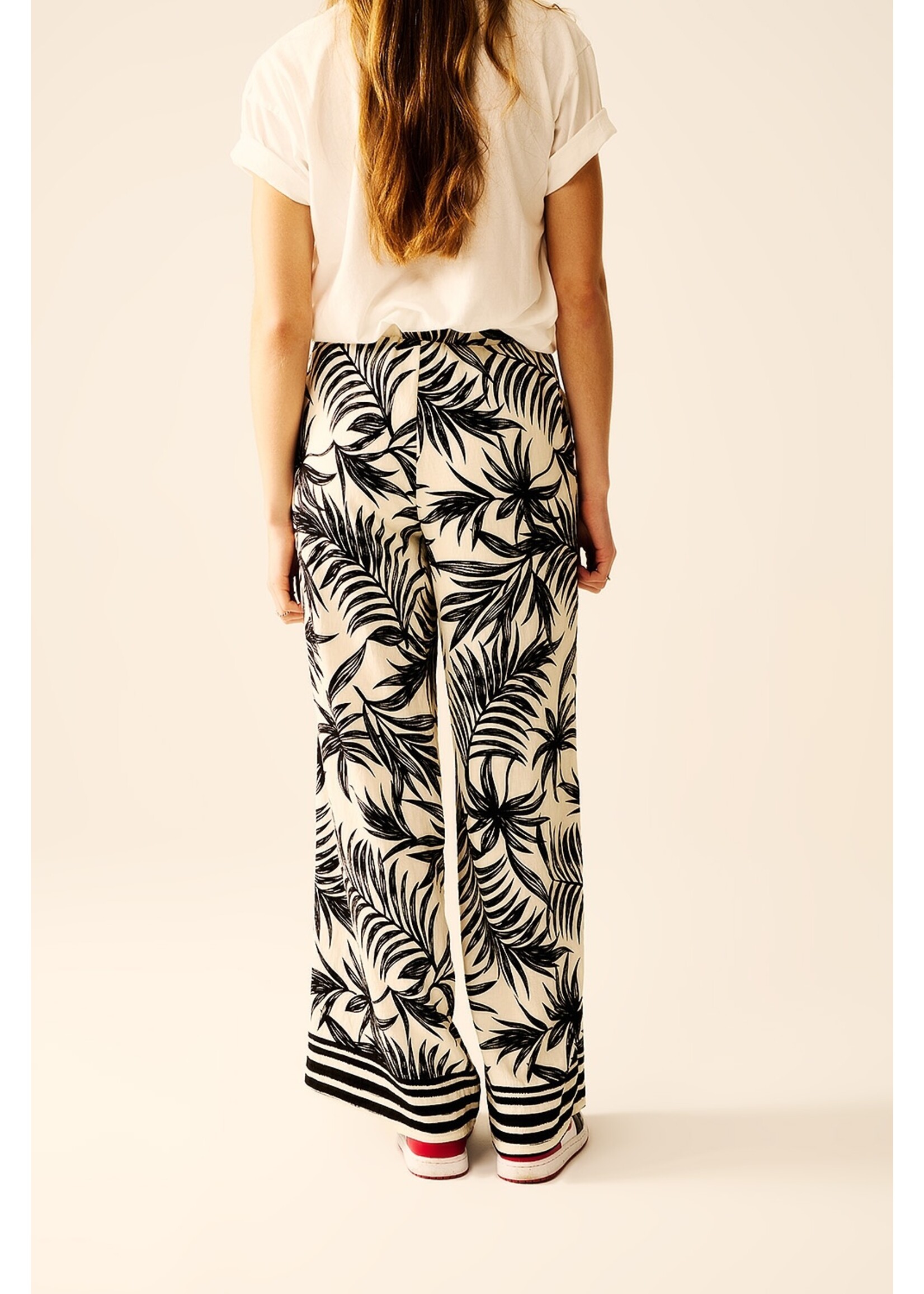 Q2 Witte Pantalon Met Brede Pijpen En Bloemen Detail In Zwart Maat; L