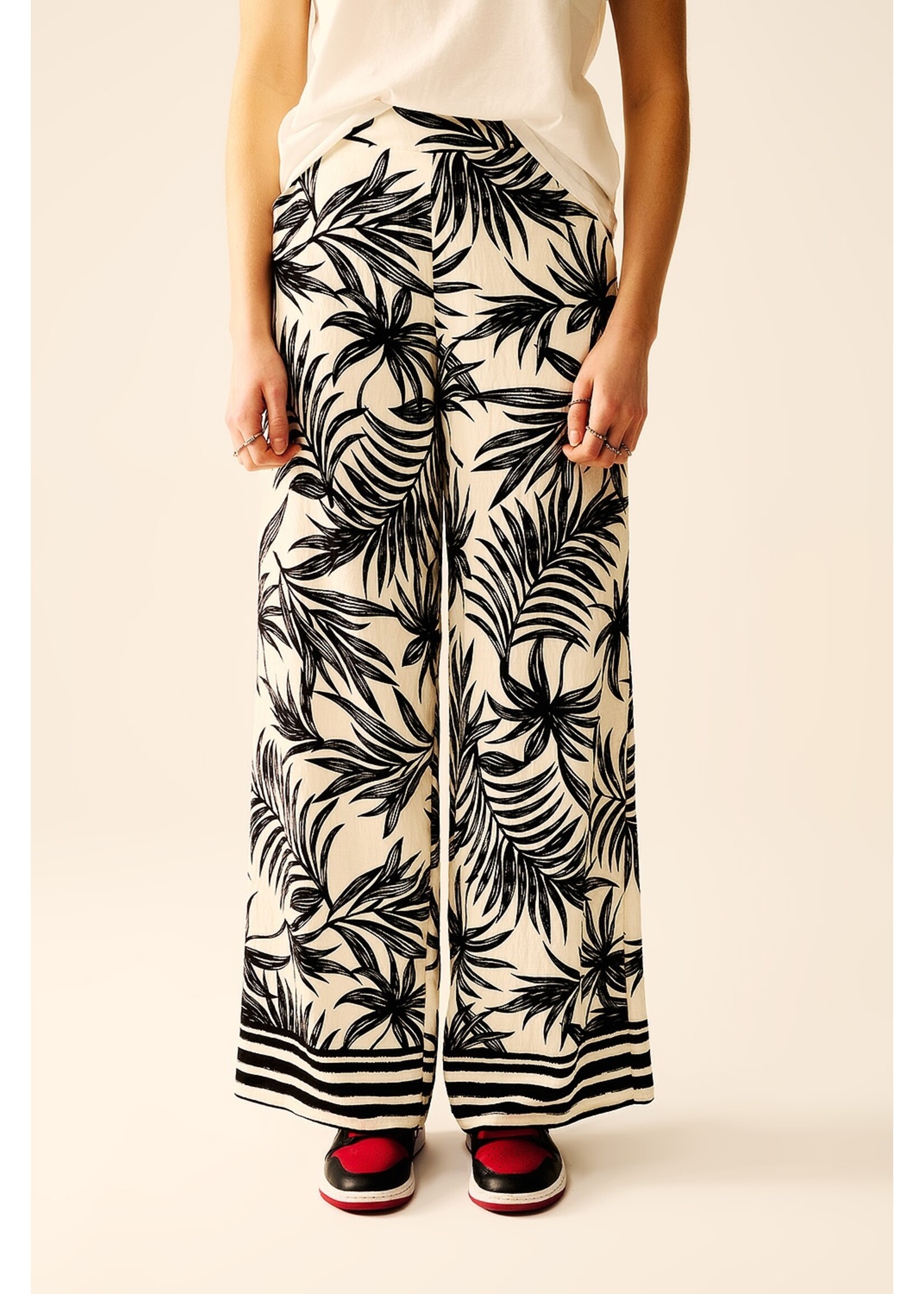 Q2 Witte Pantalon Met Brede Pijpen En Bloemen Detail In Zwart Maat; L