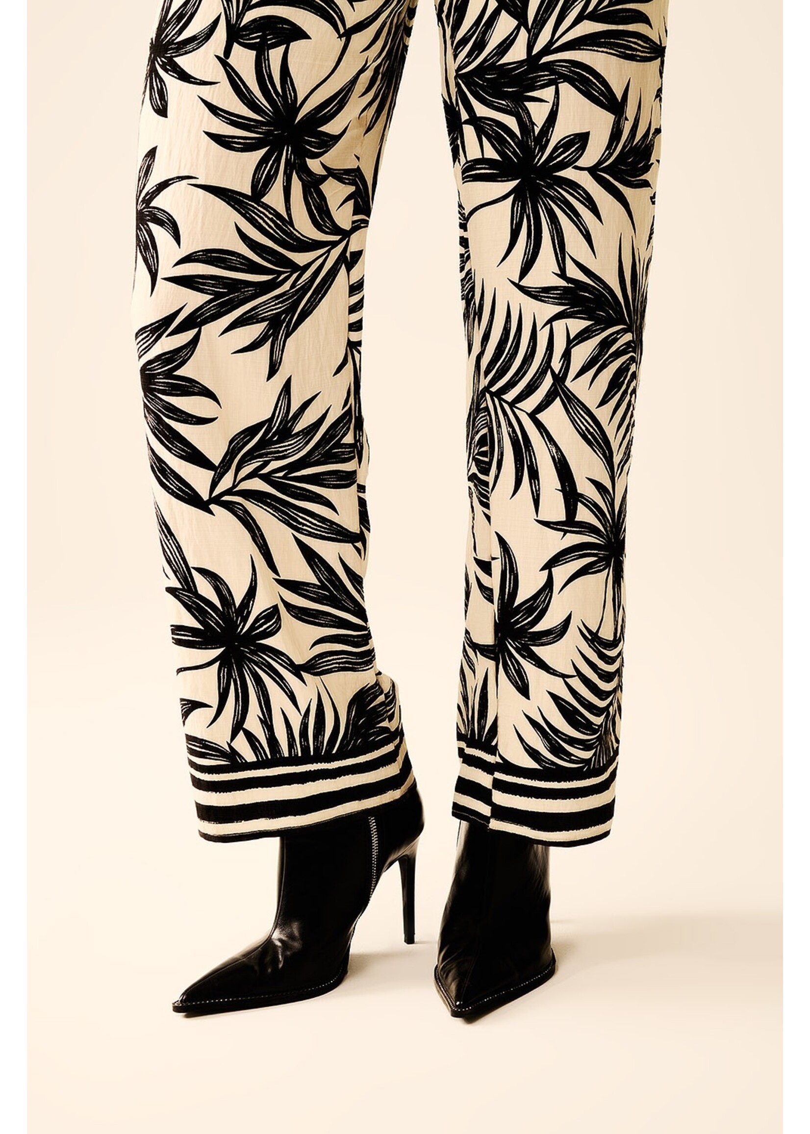 Q2 Tropisch motief jumpsuit met korte mouwen in zwart en wit Maat; M