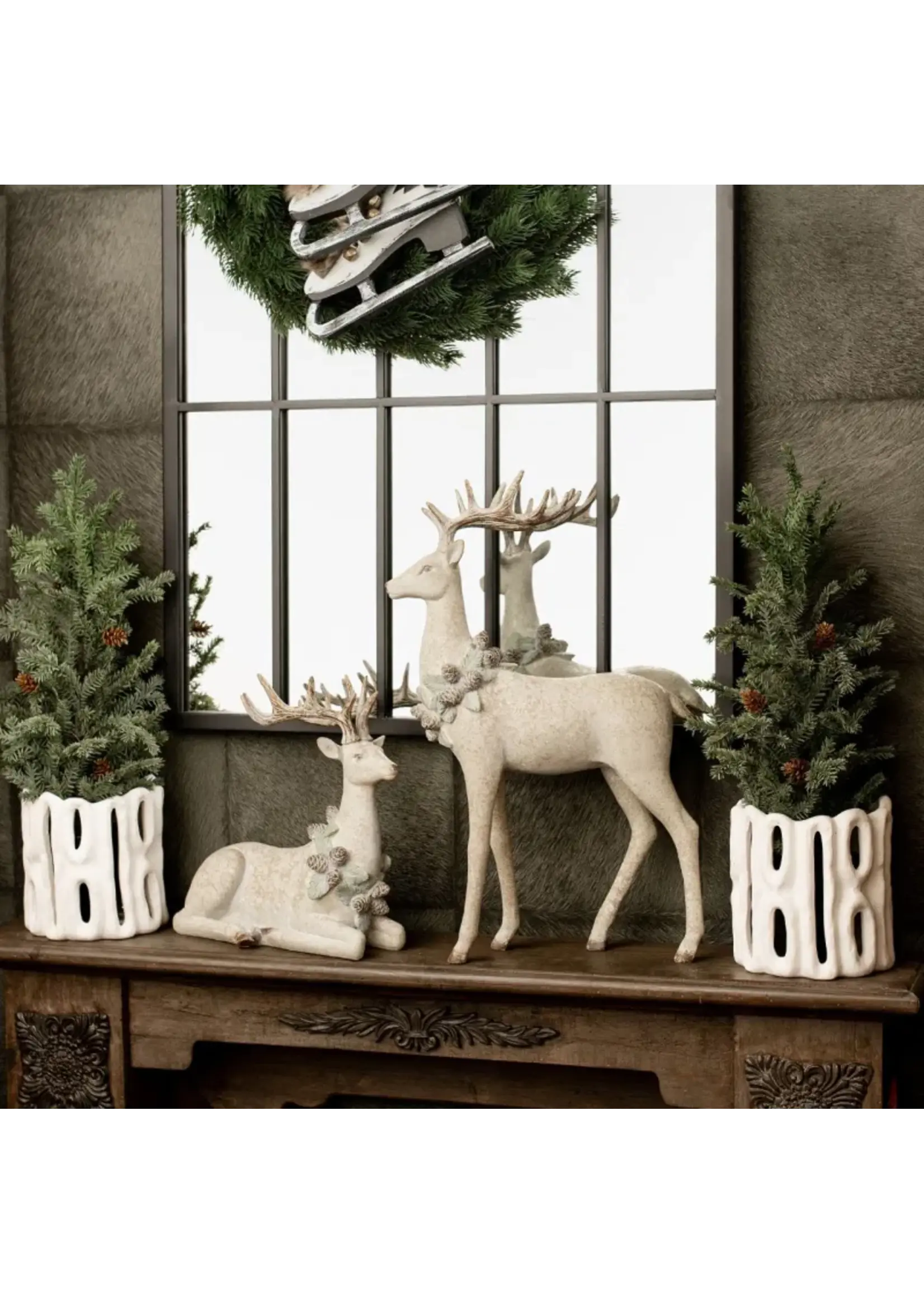 Liggend hert met dennenappelkrans