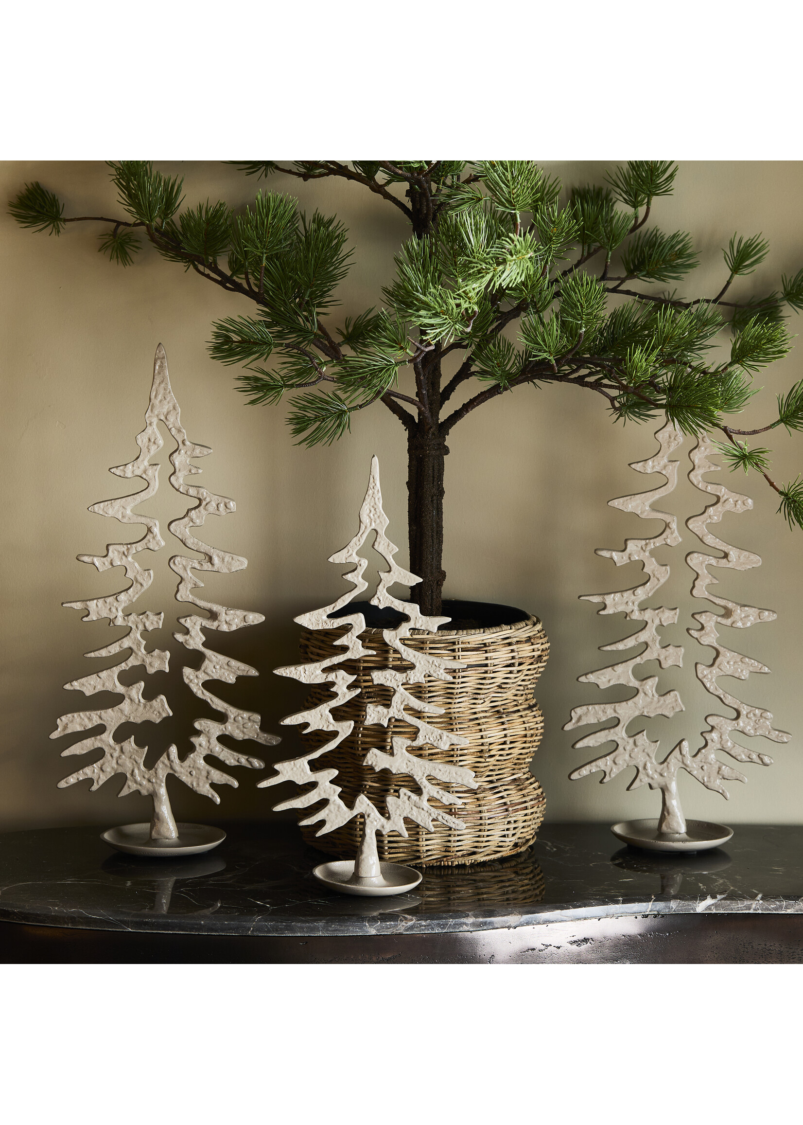 FESTIVE CHRISTMAS TREE STATUE M
