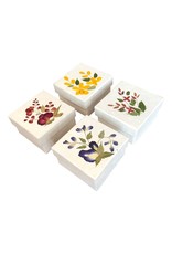 Boîte de papier mûrier avec une décoration florale