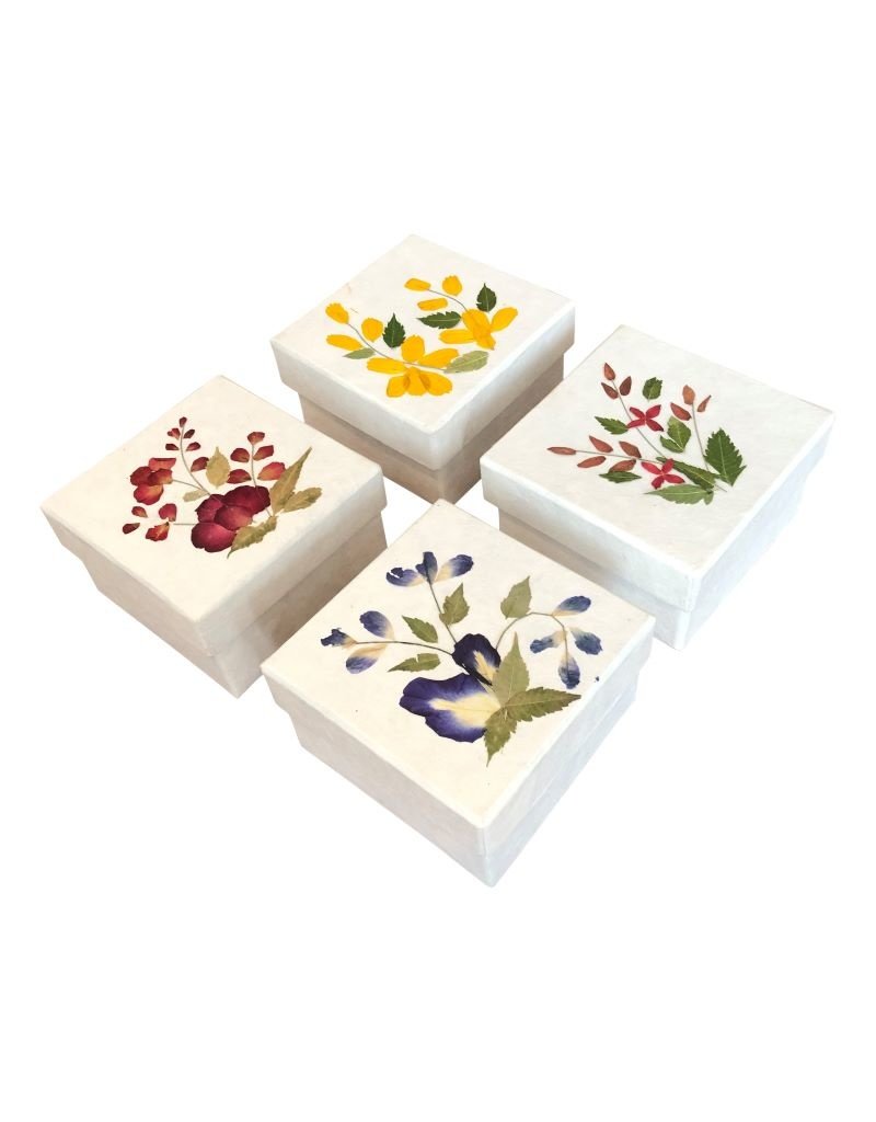 Boîte de papier mûrier avec une décoration florale