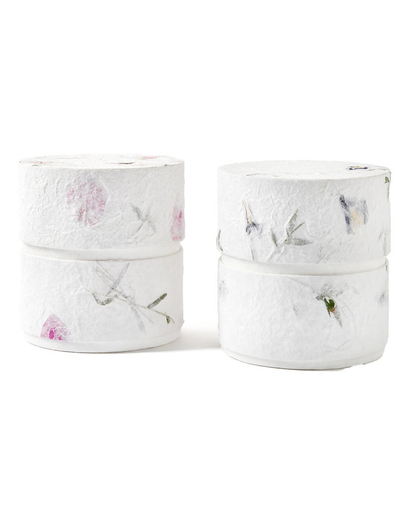 . Urne écologique recouverte de papier naturel avec des fleurs