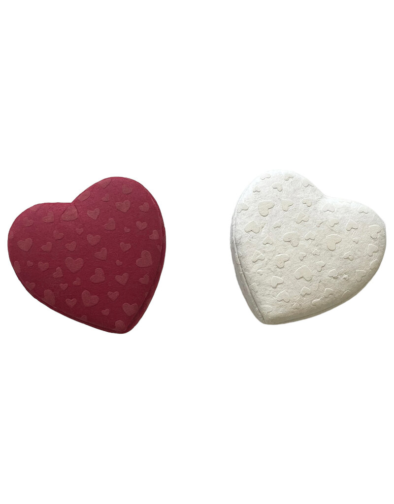TH260 - Heart-shaped box with hearts