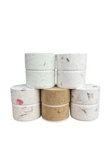. Urne écologique recouverte de papier naturel avec des fleurs