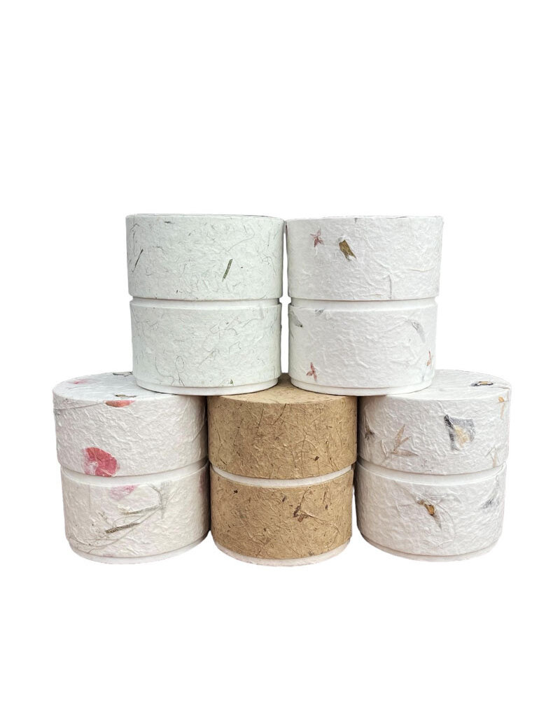 . Urne écologique recouverte de papier naturel avec des fleurs
