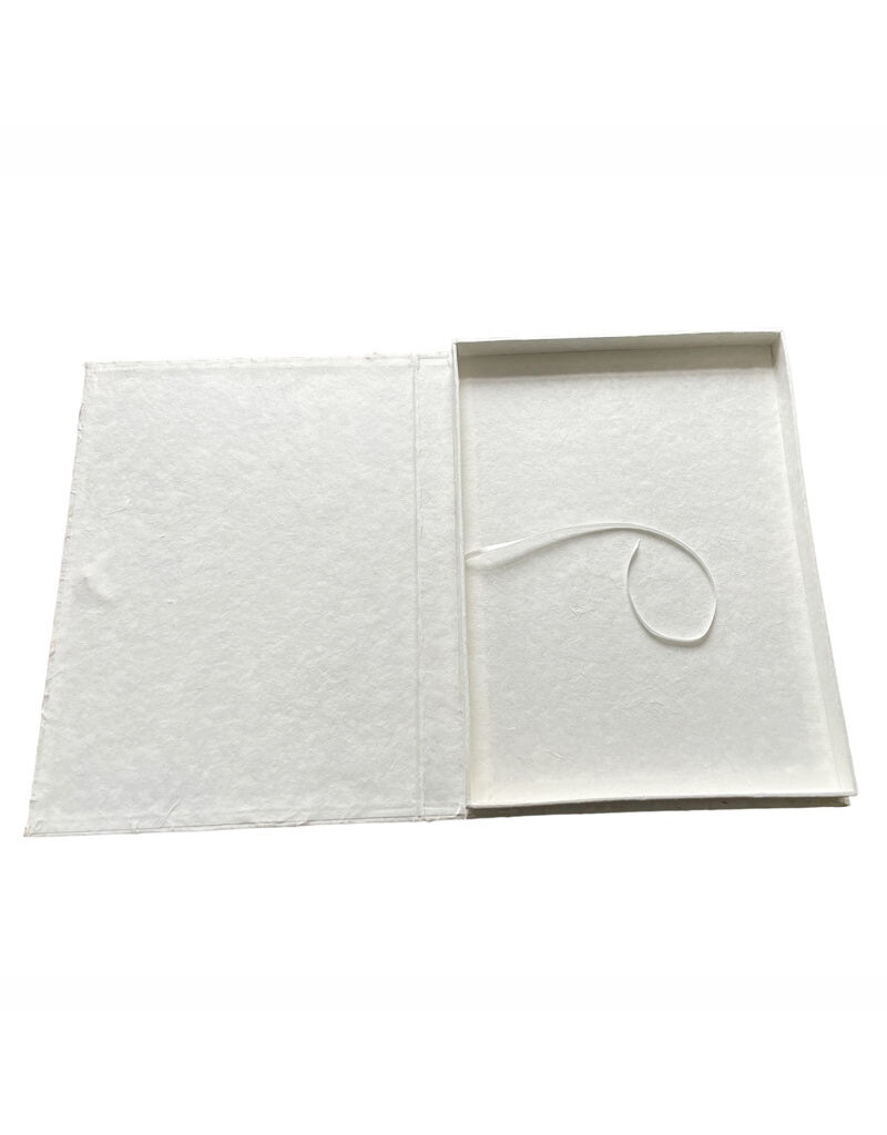 Keepsake box, closure string and button