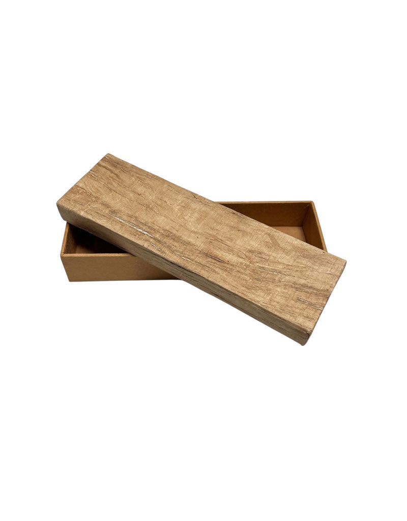petite boîte allongée avec ecorce