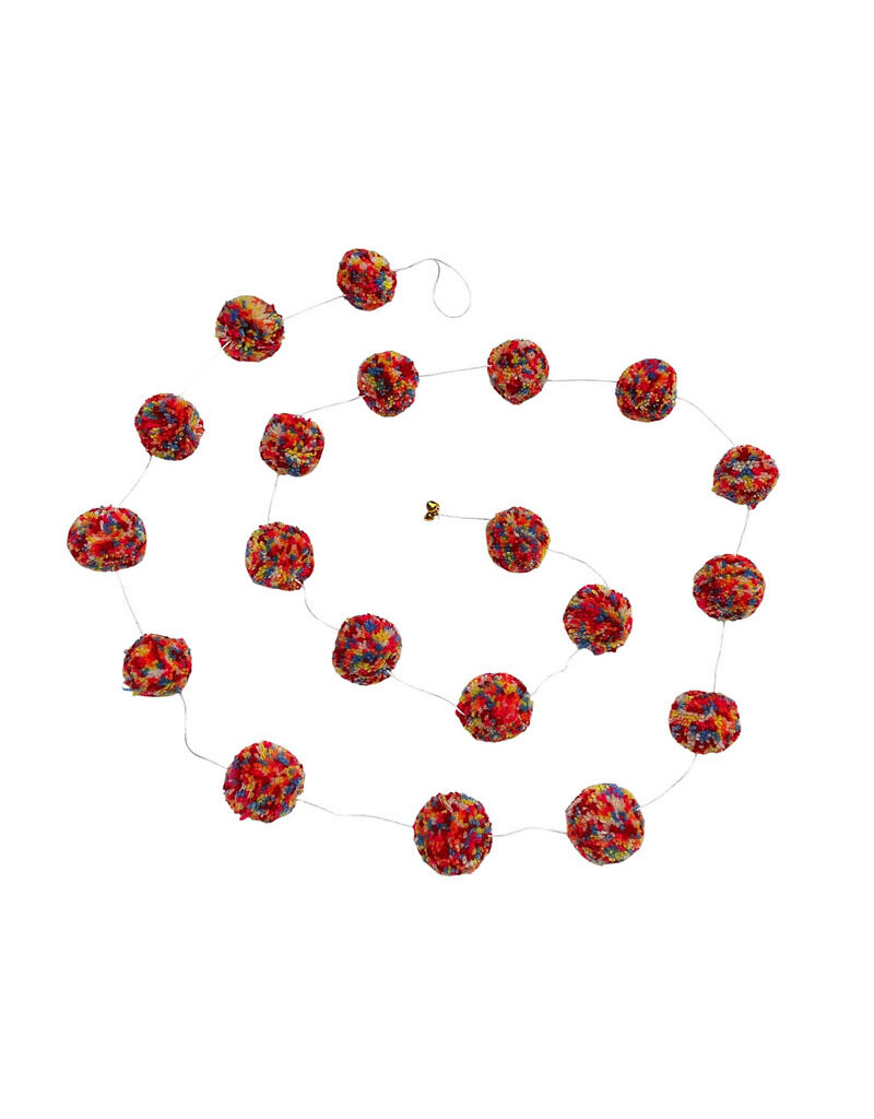 . guirlande de décoration avec boules à pompons