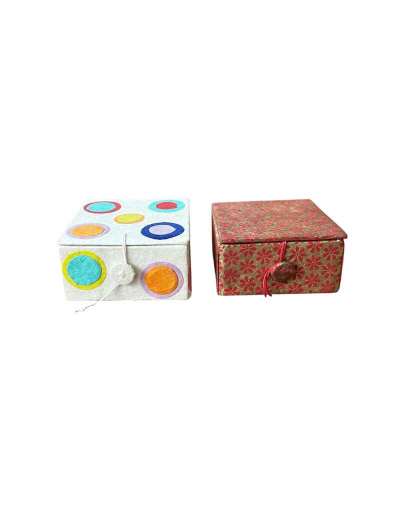 NE181 - Square box made of lokta paper