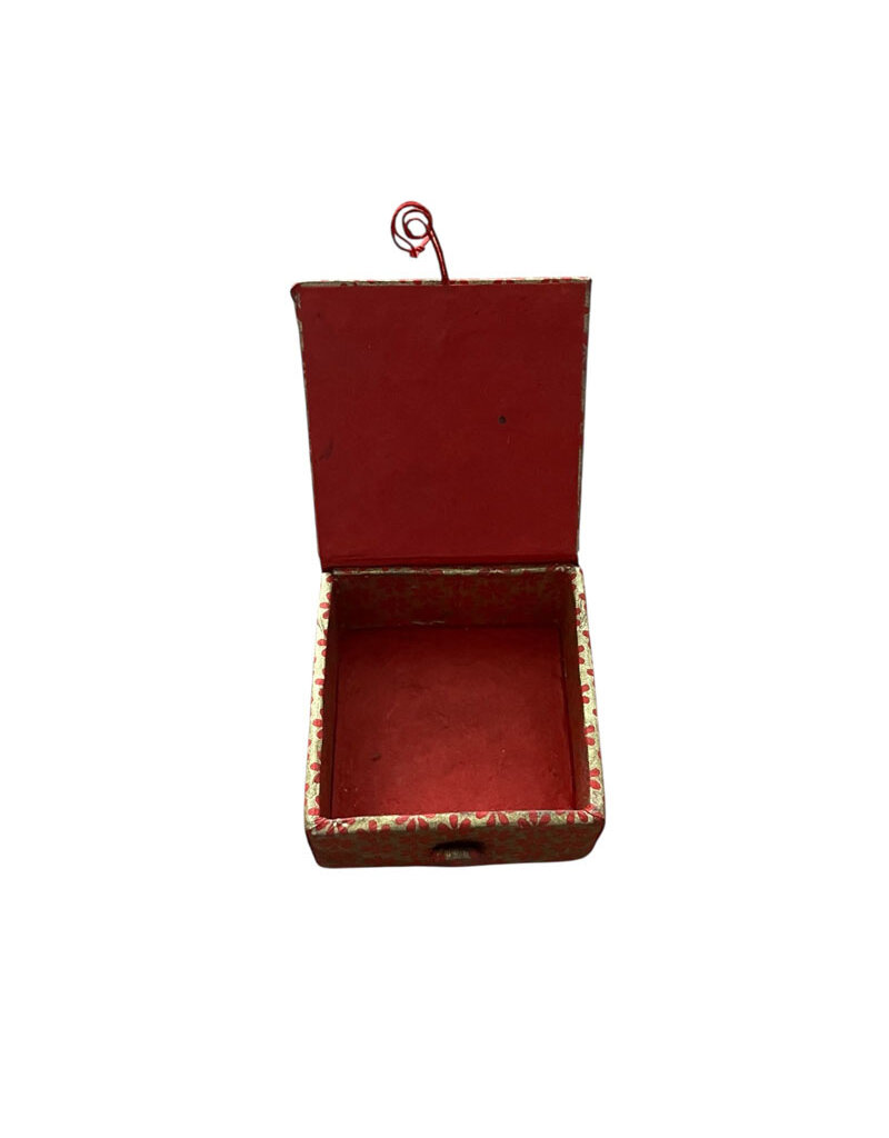 NE181 - Square box made of lokta paper