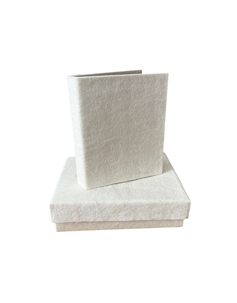 NE444 - Set van een doos en register met 100% wolvilt