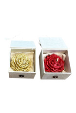 Box with rose-shaped natural wax candle
