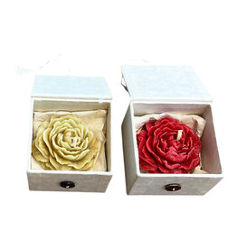 NE251 Box with rose-shaped natural beeswax candle