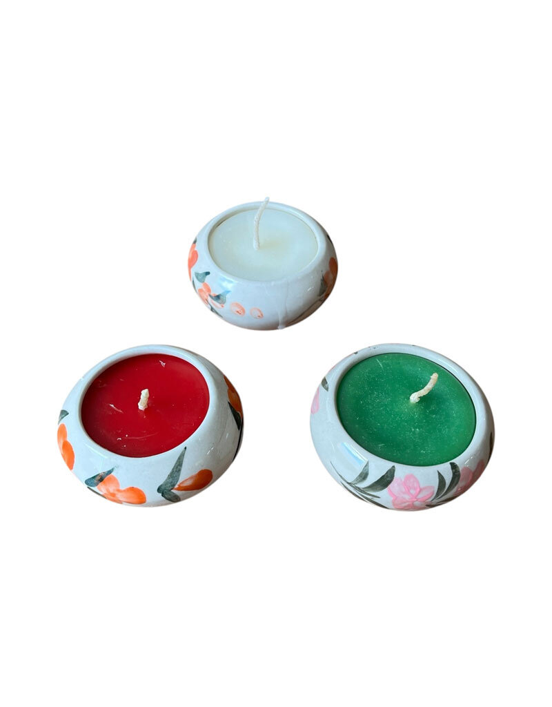 Large round candle in porcelain.
