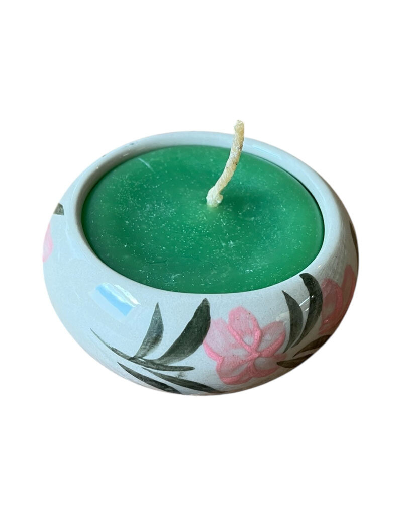 Large round candle in porcelain.