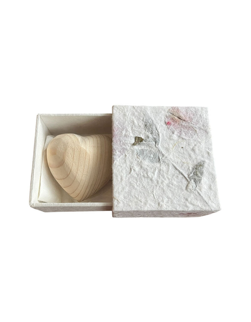 TH042 - Petit cœur en bois à câliner. Environ 7 cm