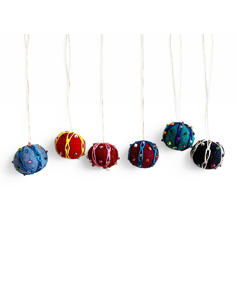 NE525 - Boules décoratives en feutre