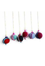 NE524 - Felt decorative balls