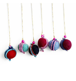 NE524 - Vilten decoratieve balletjes