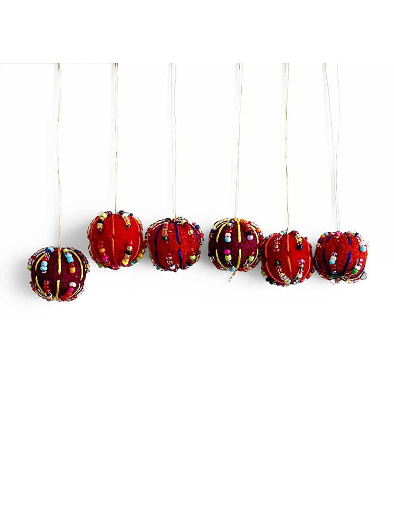 NE523 - Vilten decoratieve balletjes
