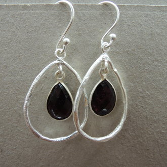 P54 OZ0626 OORHAAK Ag925 ROOD 3CM DRUPPEL GRANAAT