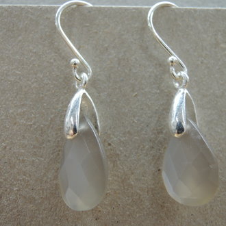 P51 OZ0577 OORHAAK Ag925 MAANSTEEN GRIJS 15MM DRUPPEL