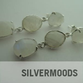 P67 OZ0479 OORSTEKER Ag925 MAANSTEEN WIT 45MM 3XOVAAL