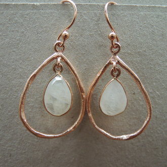 P54 OR0061  OORHAAK Ag925 MAANSTEEN WIT  4CM DRUPPEL