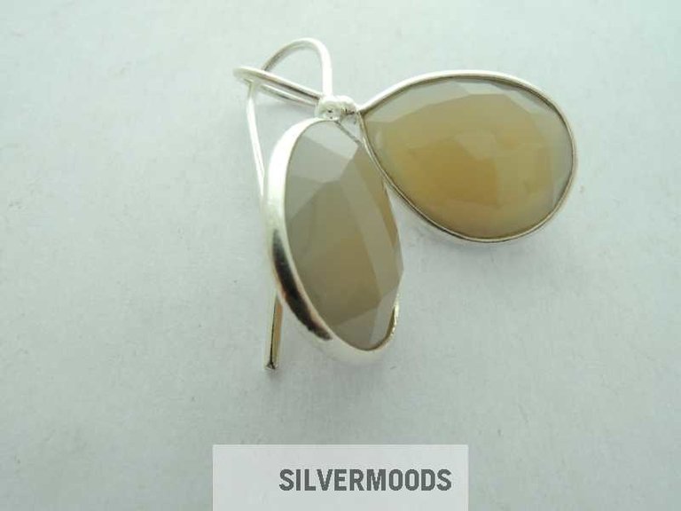 P5 OZ0078 OORHAAK Ag925 CHALCEDOON GRIJS 12X9MM DRUPPEL