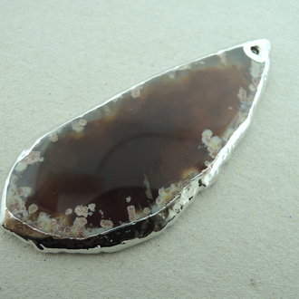 9777 AGAAT BRUIN +-60MM SCHIJF ZILVERKLEURIGE RAND TOP GEBOORD