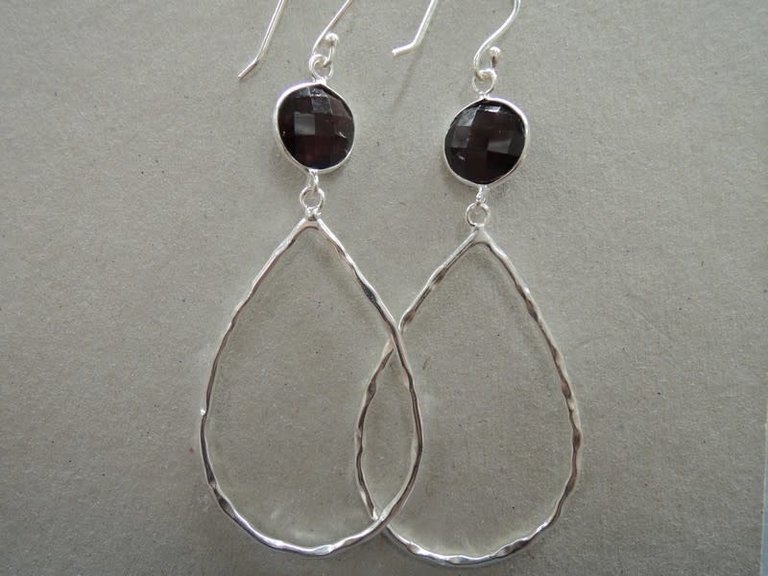 P97 OZ0666 OORHAAK Ag925 ROOD 4.5CM DRUPPEL GRANAAT FACET