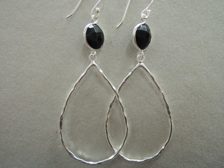 P97 OZ0665 OORHAAK Ag925 ZWART 4.5CM ROND+DRUPPEL ONIX FACET