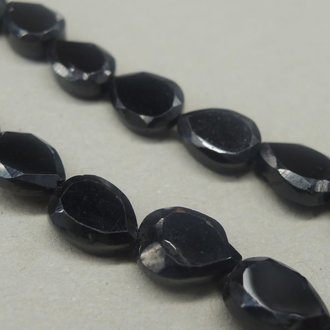 8434 SPINEL ZWART 7X5MM DRUPPEL PLAT FACET