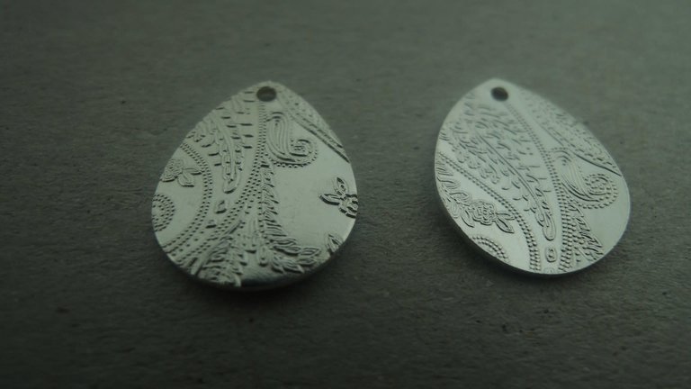 PE126 ONDERDEEL( 15 stuks) BEDEL Ag925 14MM DRUPPEL DOORBOORD GEGRAVEERD