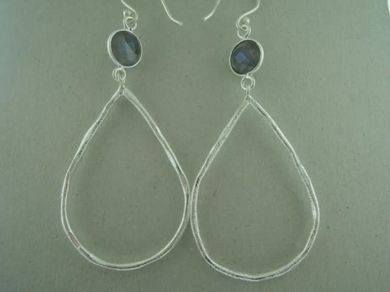 P97 OZ0679 OORHAAK Ag925 GRIJS 4.5CM ROND+DRUPPEL LABRADORIET FACET