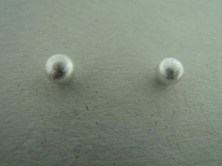 OZ0730 OORSTEKER Ag925 5MM ROND GEBRUSHED