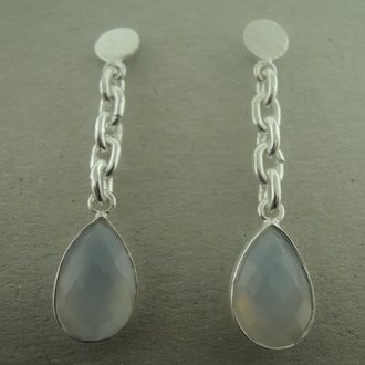 P107 OZ0743 OORSTEKER CHALCEDOON GRIJS 4CM DRUPPEL