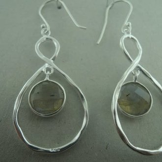 P108 OZ0744 OORHAAK LABRADORIET GRIJS 4CM ROND/DRUPPEL